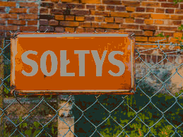 Tabliczka sołtys powieszona na bramie